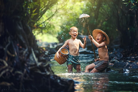 två pojkes blå shorts, barn, fiske, Thailand, vatten, flod, stenar, shorts, fisk, lek, HD tapet HD wallpaper