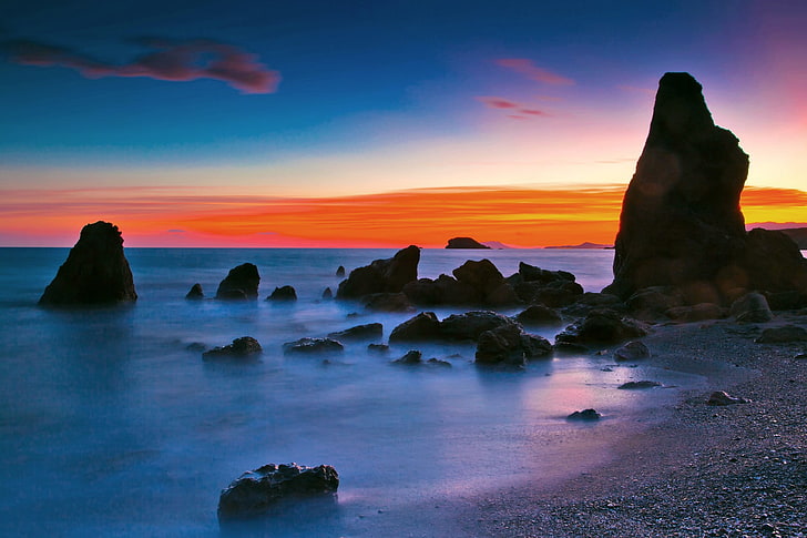 شاطئ البحر مع التشكيلات الصخرية والمناظر الطبيعية، خلفية HD