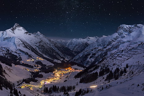 снежна планина, зима, небе, звезди, светлина, сняг, планини, нощ, град, HD тапет HD wallpaper