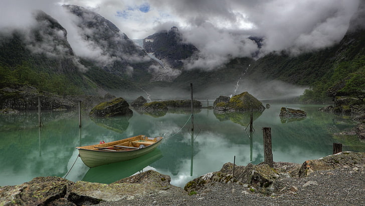 белая байдарка, природа, пейзаж, вода, скалы, облака, Норвегия, озеро, туман, лодка, мох, отражение, деревья, лес, горы, HD обои