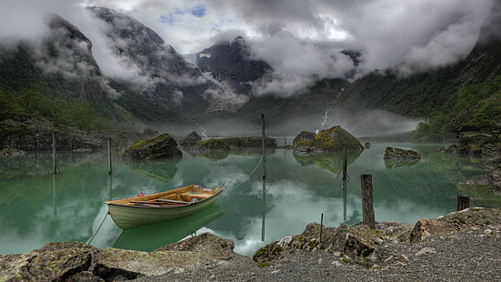 бяла гребна лодка, природа, пейзаж, вода, скала, облаци, Норвегия, езеро, мъгла, лодка, мъх, отражение, дървета, гора, планини, HD тапет HD wallpaper