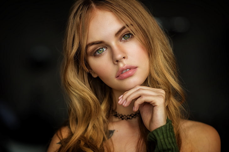 blusa verde da mulher, Anastasia Scheglova, loira, rosto, retrato, tatuagem, fundo simples, Mark Prinz, olhos verdes, gargantilha, HD papel de parede