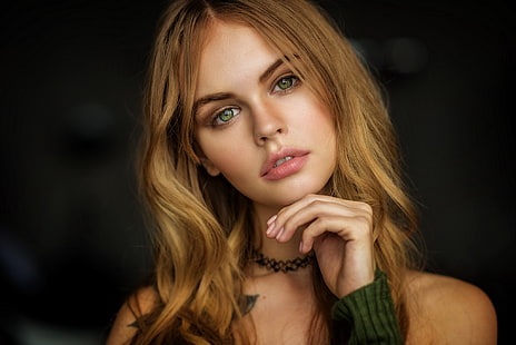 blusa verde da mulher, Anastasia Scheglova, loira, rosto, retrato, tatuagem, fundo simples, Mark Prinz, olhos verdes, gargantilha, HD papel de parede HD wallpaper