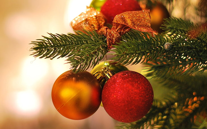 золотые и красные безделушки, красный, фон, праздник, шары, обои, игрушки, елка, новый год, рождество, ель, размытость, широкоформатные, елочка, елочные украшения, полноэкранные, HD обои, HD обои