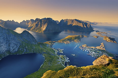 szara góra, krajobraz, Norwegia, Lofoty, natura, zatoka, Europa, góry, światło słoneczne, czyste niebo, zachód słońca, port, miasto, wybrzeże, morze, fiord, Tapety HD HD wallpaper