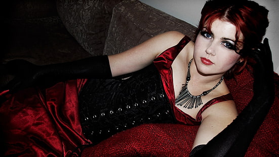 mulher usando vestido de tanque vermelho e preto enquanto planava no sofá, gótico, mulheres, ruiva, olhos azuis, góticos, subcultura alternativa, HD papel de parede HD wallpaper