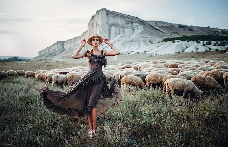 kobiety, sukienka, Evgeny Freyer, szpilki, czapka, owce, zwierzęta, kobiety na zewnątrz, Tapety HD