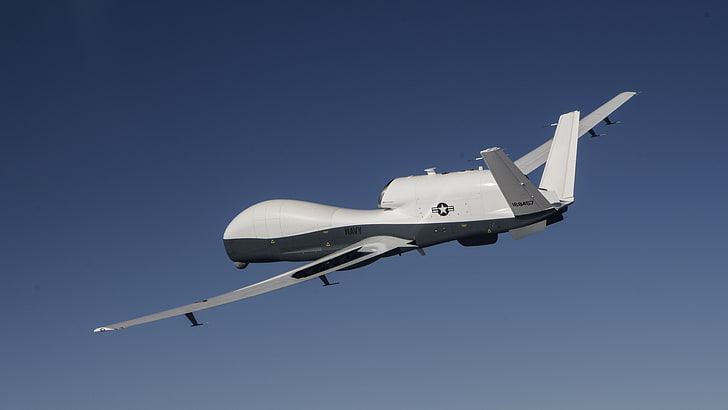 طائرة بيضاء في السماء ، MQ-4C Triton ، MQ-4C ، طائرة بدون طيار ، UAV مراقبة ، جيش الولايات المتحدة الأمريكية ، هبوط، خلفية HD