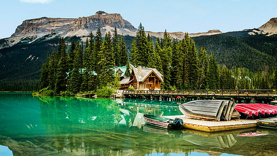 turistattraktion, Emerald Lake Lodge, Yoho National Park, British Columbia, Emerald Lake, himmel, turism, landskap, bergskedja, nationalpark, reflektion, träd, bergslandskap, sjö, berg, vildmark, bergiga landformer, vatten, natur, HD tapet HD wallpaper
