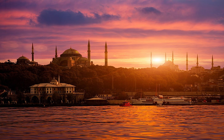 мечети возле зданий и водоема в золотые часы, город, городской пейзаж, Стамбул, Турция, мечеть султана Ахмеда, собор Святой Софии, море, Босфор, закат, корабль, архитектура, исламская архитектура, HD обои