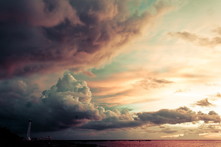 تصوير المناظر الطبيعية للسحب ، الغيوم ، المنارة ، الماء ، السماء، خلفية HD