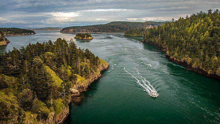 水域、自然、風景、船、ボート、川、木、松の木、森、雲、鳥瞰図、岩、島、ワシントン州、アメリカ合衆国の森の間の白いモーターボート、 HDデスクトップの壁紙