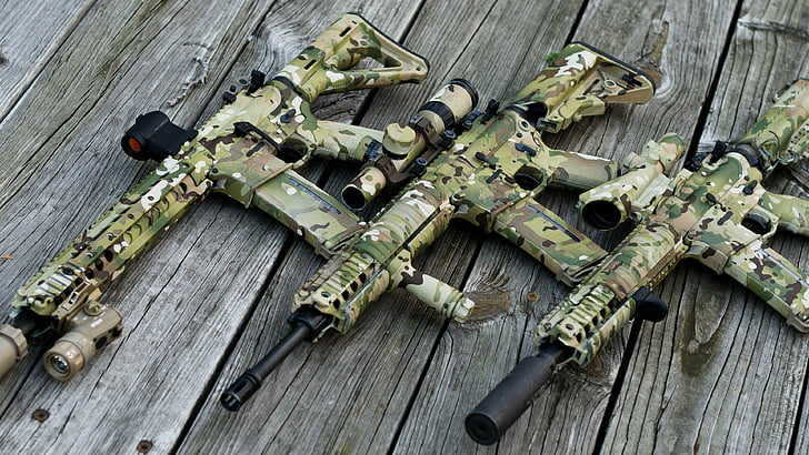 茶色の木製の表面に緑色の迷彩を印刷した3つの銃、AR-15、ライフル、アメリカ軍、半自動、マルチカム、迷彩、弾薬винтовка、АР-15、камуфляж、амуниция、弾薬、 HDデスクトップの壁紙