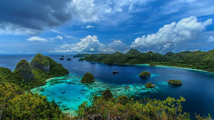 แม่น้ำน้ำใสสีฟ้าใสท่ามกลางมวลผืนดินเขียวชอุ่ม, ร้อน, อินโดนีเซีย, ทะเล, เมฆ, ชายหาด, ภูเขา, ภาพพาโนรามา, หินปูน, ธรรมชาติ, ภูมิประเทศ, ปะการัง, สีน้ำเงิน, สีเขียว, สีเขียวขุ่น, วอลล์เปเปอร์ HD