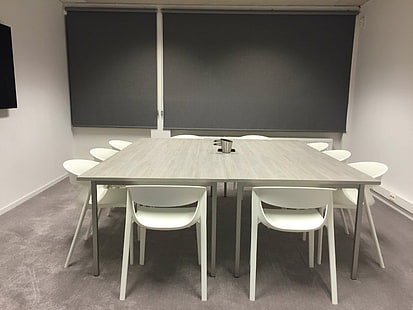 czarno-biały, tablica, rolety, krzesła, współczesny, projekt, biurko, puste, podłoga, meble, wewnątrz, projektowanie wnętrz, sala konferencyjna, minimalistyczny, pokój, siedzenie, stół, Tapety HD HD wallpaper