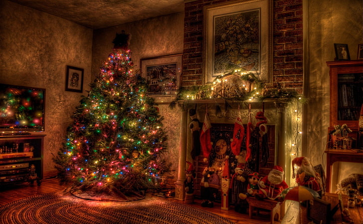 зелено коледно дърво, дърво, Коледа, празник, венец, камина, играчки, чорапи, HD тапет