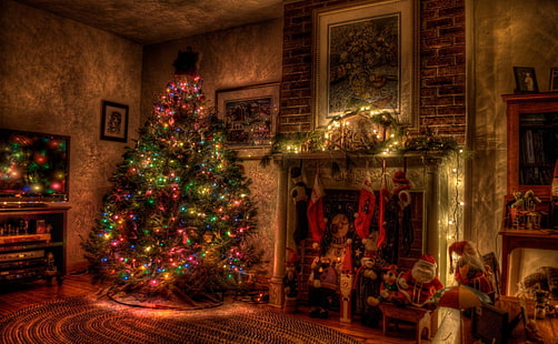 зелено коледно дърво, дърво, Коледа, празник, венец, камина, играчки, чорапи, HD тапет HD wallpaper