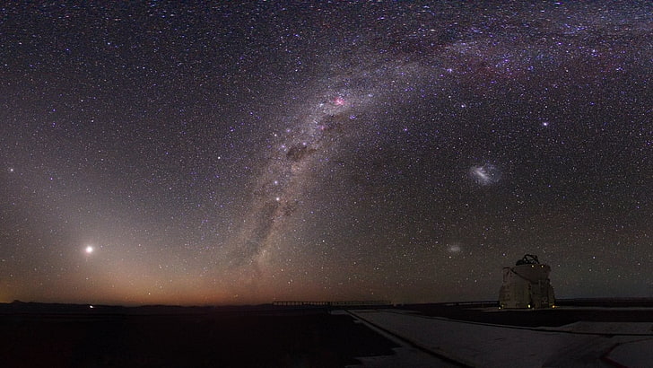 weißes Haus unter digitaler Tapete der sternenklaren Nacht, Milchstraße, Raum, HD-Hintergrundbild