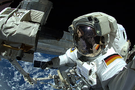 Germany cosmonaut suit, space, selfies, astronaut, International Space Station, Earth, HD wallpaper HD wallpaper
