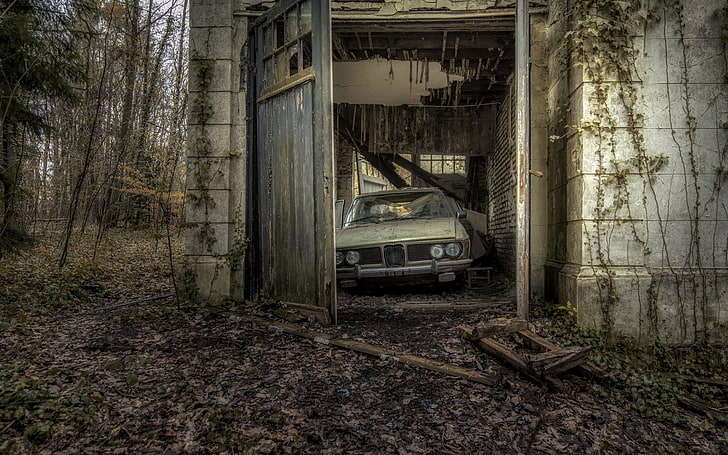 Casa de madera marrón y gris, restos de naufragio, coche, viejo, vehículo, BMW, Fondo de pantalla HD