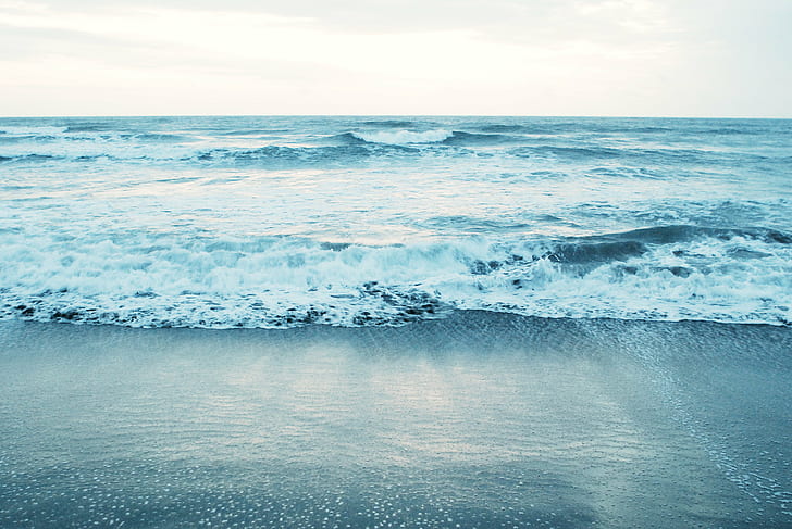 Wellen kommen an die Küste, Meer, Natur, Welle, blau, Wasser, Strand, Sommer, seelandschaft, Küste, Brandung, Landschaften, HD-Hintergrundbild