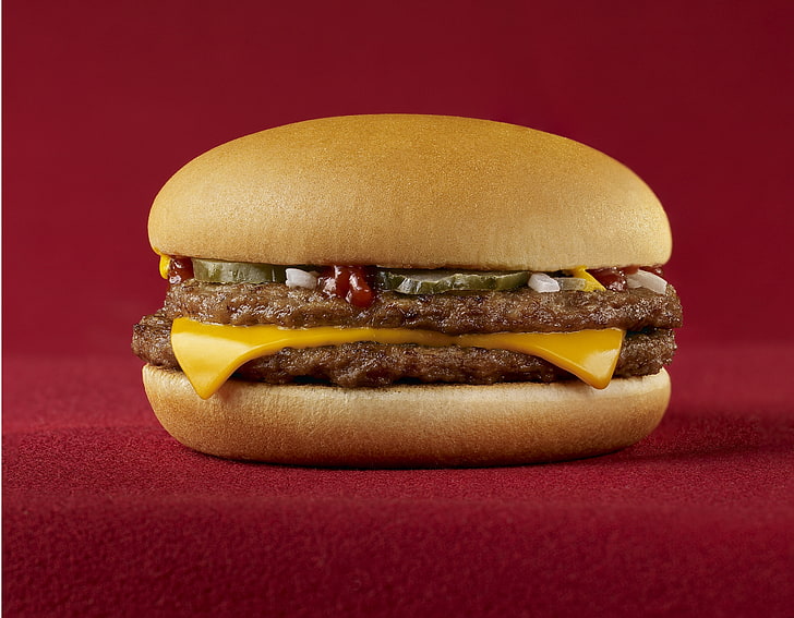 burger serowy, McDonald's, jedzenie, hamburgery, burger, fast food, mięso, ser, czerwone tło, Tapety HD