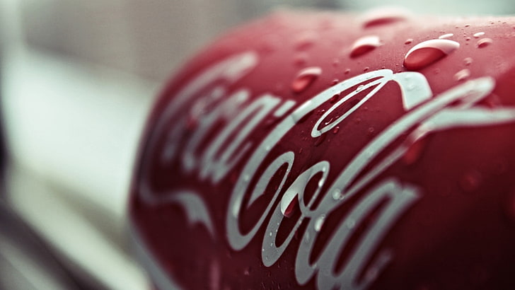 Coca-Cola, logotipo de Coca-Cola, Coca-Cola, profundidad de campo, macro, gotas de agua, primer plano, lata, fotografía, tipografía, Fondo de pantalla HD
