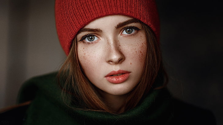 Georgy Chernyadyev ผู้หญิงใบหน้าหมวกสีเขียวผมสีแดงแนวตั้งฝ้ากระปากนางแบบ, วอลล์เปเปอร์ HD