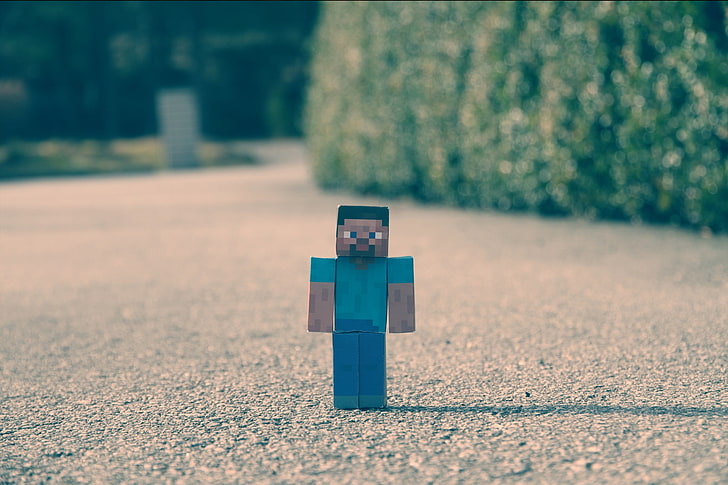 Personaje de Minecraft, hombre en top verde azulado y pantalón azul figura de cartón en carretera, Minecraft, Fondo de pantalla HD
