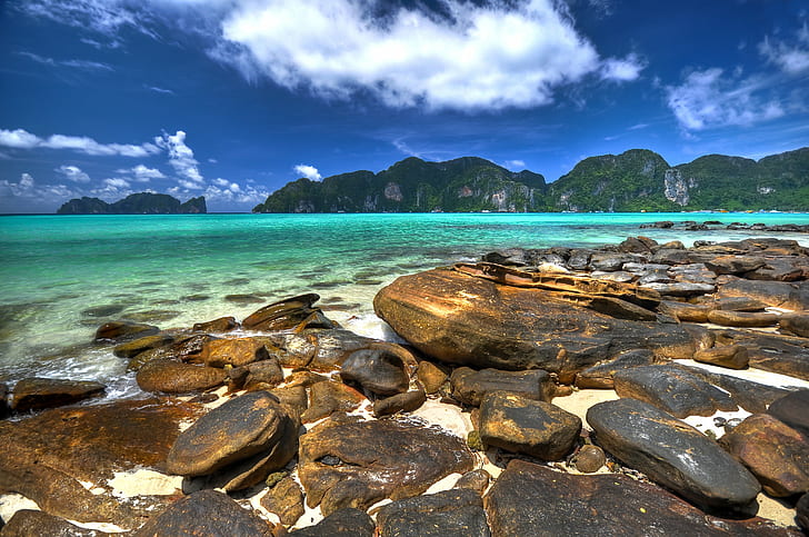 skały na brzegu morza nad wyglądającymi wyspami, akwamaryn, skały, wybrzeże, tajlandia, koh phi phi, tropikalny, południowe słońce, plaża, wyspy morskie, chmury, D90, kamienie, sigma, woda, wybrzeże, niebo, hdr, piasek, tajski, czyste morze, natura, wyspa, lato, linia brzegowa, krajobraz, klimat tropikalny, idylliczny, wakacje, krajobrazy, na dworze, skała - obiekt, podróż, niebieski, Tapety HD