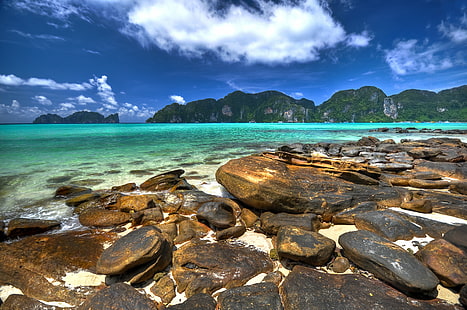 skały na brzegu morza nad wyglądającymi wyspami, akwamaryn, skały, wybrzeże, tajlandia, koh phi phi, tropikalny, południowe słońce, plaża, wyspy morskie, chmury, D90, kamienie, sigma, woda, wybrzeże, niebo, hdr, piasek, tajski, czyste morze, natura, wyspa, lato, linia brzegowa, krajobraz, klimat tropikalny, idylliczny, wakacje, krajobrazy, na dworze, skała - obiekt, podróż, niebieski, Tapety HD HD wallpaper