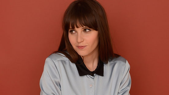 Felicity Jones, Schauspielerin, Brünette, roter Hintergrund, braune Augen, HD-Hintergrundbild HD wallpaper