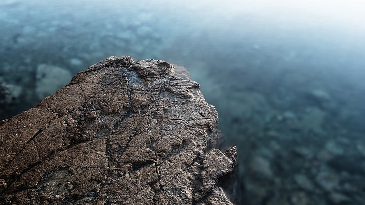 fotografi fokus dangkal tebing abu-abu, kedalaman bidang, batuan, air, alam, Wallpaper HD