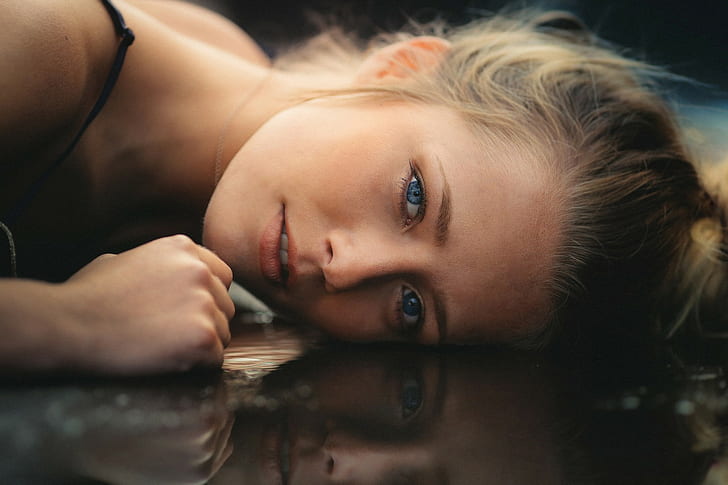 Blondine, David Olkarny, Wasser, Spiegelbild, blaue Augen, Porträt, Meline Carmona, Frauen, Gesicht, HD-Hintergrundbild