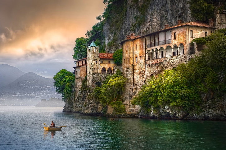 Italia, Eremo, scogliera, nuvole, montagne, barca, alberi, acqua, paesaggio, natura, Sfondo HD