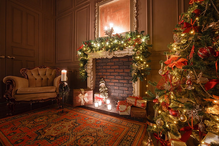 zielona, ​​brązowa i czerwona choinka, dekoracja, zabawki, drzewko, Nowy Rok, Boże Narodzenie, prezenty, kominek, projekt, Wesołych Świąt, Boże Narodzenie, wnętrze, dom, choinka, uroczystość świąteczna, Tapety HD