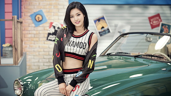 weißes und schwarzes Crop-Top für Frauen, Sonamoo, K-Pop, Frauen mit Autos, Frauen, HD-Hintergrundbild HD wallpaper