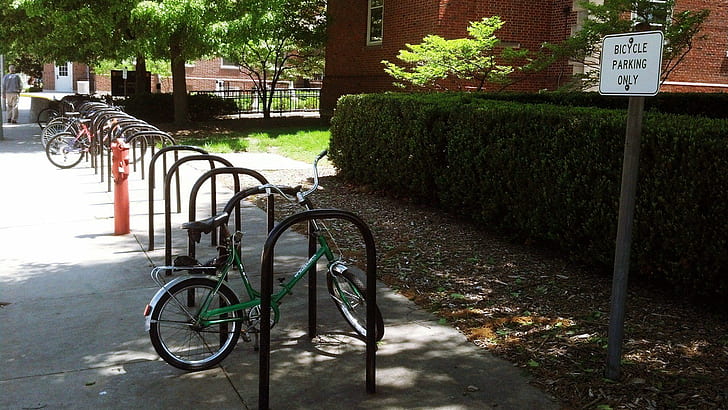Geparktes Fahrrad, 1920x1080, geparktes Fahrrad, Fahrradabstellplatz, HD-Hintergrundbild