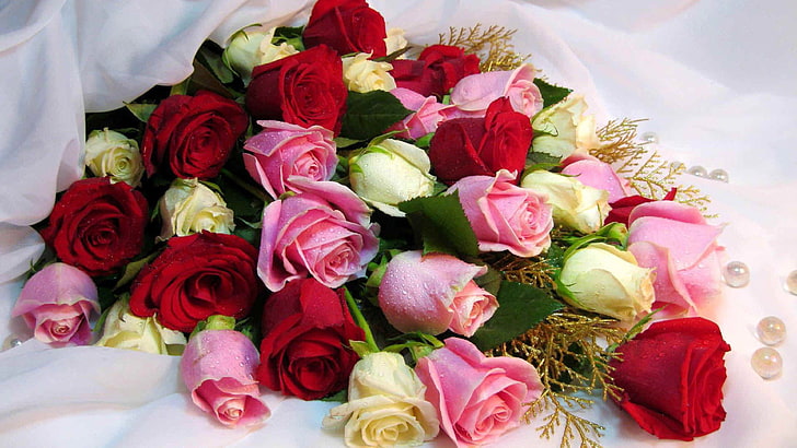 Букет Красиви рози в различни цветове Букет Червено бели и розови рози 3840 × 2160, HD тапет