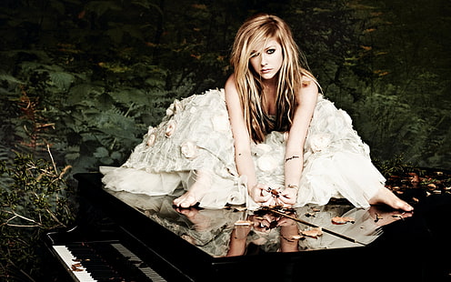 Fotografi potret wanita dengan gaun putih tanpa lengan duduk di atas grand piano, Avril Lavigne, penyanyi, selebriti, wanita, piano, Wallpaper HD HD wallpaper