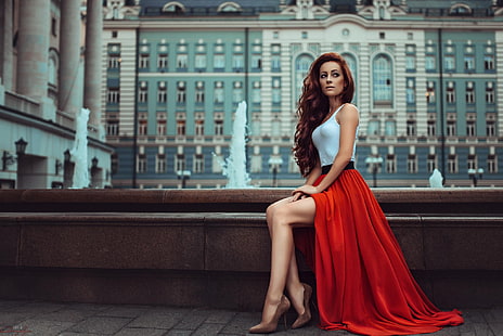 czerwona spódnica maxi damska, kobieta w sukience maxi siedzącej przed budynkiem fotografia, kobiety, modelka, ruda, wysokie obcasy, nogi, czerwona sukienka, białe topy, kręcone włosy, długie włosy, Georgy Chernyadyev, spódnica, Tapety HD HD wallpaper
