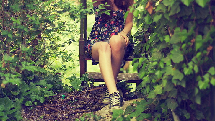 vestido sin tirantes floral para mujer, mujer con vestido floral negro y rosa sentado en un banco rodeado de plantas durante el día, hojas, vestido, piernas, Converse, mujeres al aire libre, plantas, zapatos, Fondo de pantalla HD