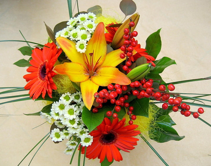 rote, gelbe und weiße Blumen, Lilien, Germinis, Chrysanthemen, Blätter, Blumen, Strauß, HD-Hintergrundbild