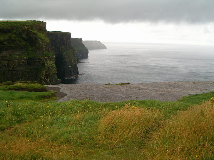 昼間、モハーの断崖、緑の草、草地、曇り、空、昼間、アイルランド、崖、自然、海、大西洋、海岸線、風景の中に曇り空の下で崖の近くの緑の芝生フィールド、 HDデスクトップの壁紙