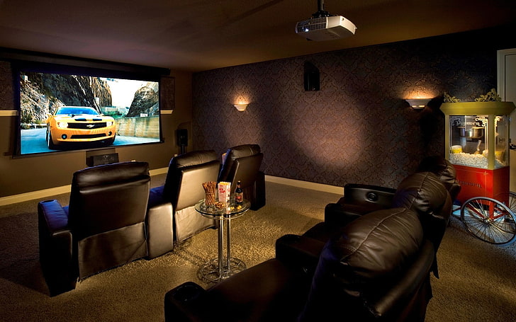 включен телевизор с плоским экраном в коричневой комнате кино, домашний кинотеатр, в помещении, дизайн интерьера, HD обои