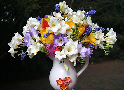 الأبيض والأرجواني والأصفر الفريزيا والأرجواني تنسيق زهور العنب صفير ، فريزيا ، موسكاري ، الزهور ، وعاء ، جميل، خلفية HD HD wallpaper