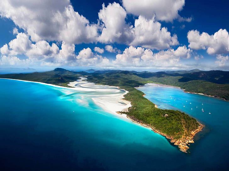 Whitsunday Isls, zdjęcie lotnicze wyspy i oceanu z chmurami Columbus, chmury, widok, wyspa, natura, brzeg, plaża, las, fale, ocean, Australia, piasek, raj, Tapety HD