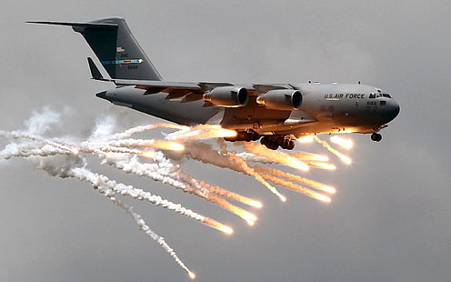 avion militaire américain C30 Air Force C130, avion militaire, fusées éclairantes, C-17 Globmaster, Fond d'écran HD HD wallpaper