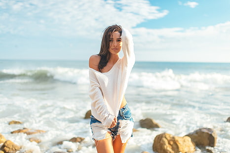 camicia bianca a maniche lunghe da donna, donna, bruna, donna all'aperto, spiaggia, pantaloncini jeans, Michele Maturo, Sfondo HD HD wallpaper