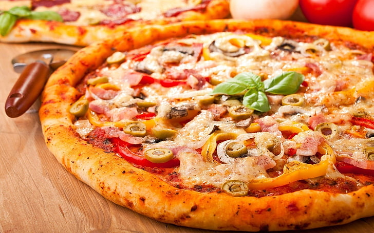 pizza cuite au four, pizza, basilic, fromage, légumes, Fond d'écran HD